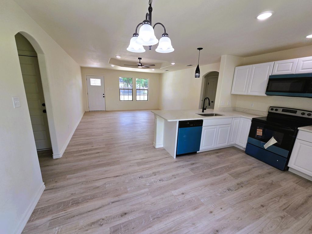 Image 4 of property listing at 438 E 45th Street, San Angelo, TX 76903