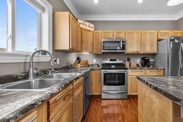 405 6th Ave SW, Surrey, ND 58785
