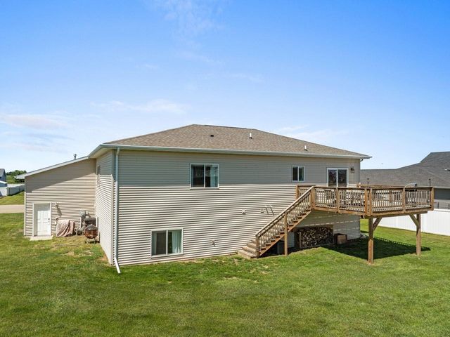 405 6th Ave SW, Surrey, ND 58785