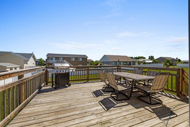 405 6th Ave SW, Surrey, ND 58785