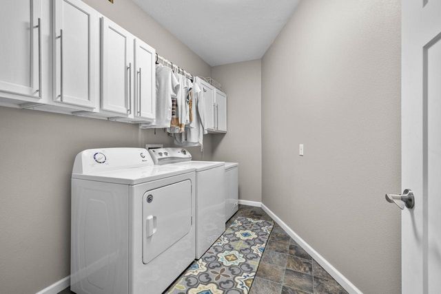 405 6th Ave SW, Surrey, ND 58785