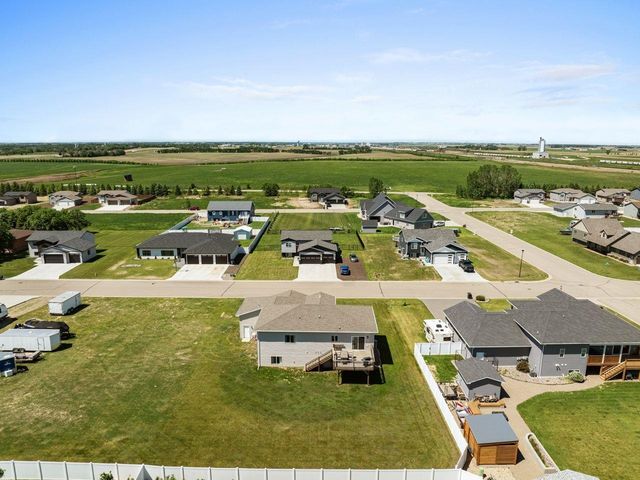 405 6th Ave SW, Surrey, ND 58785