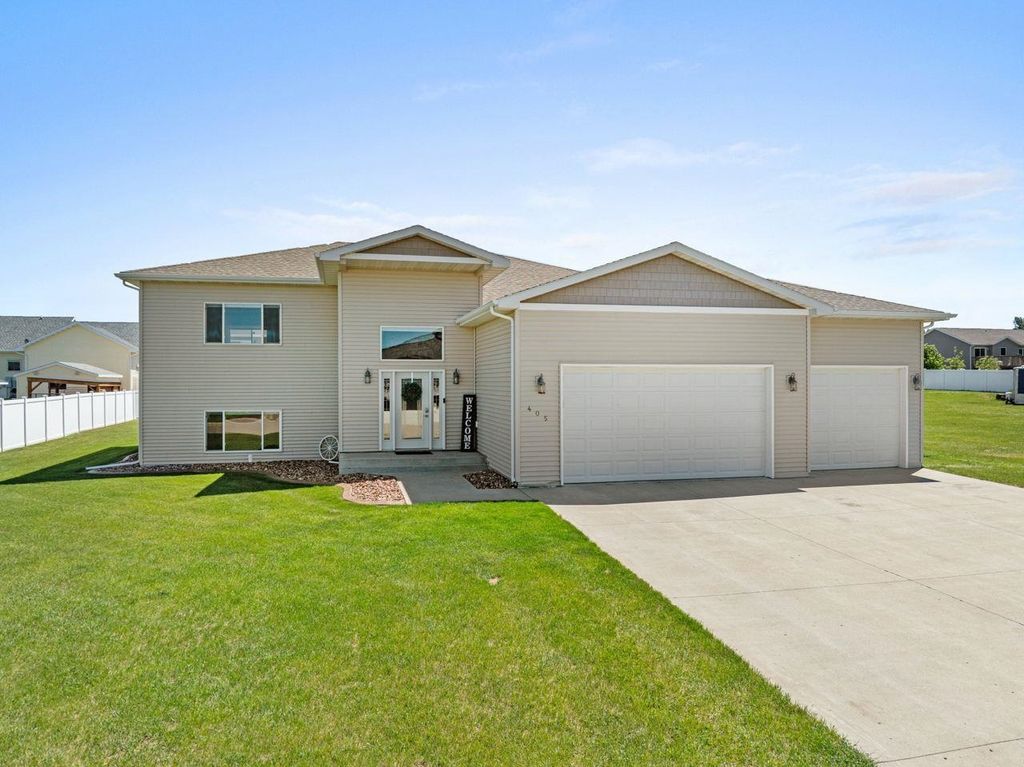 405 6th Ave SW, Surrey, ND 58785
