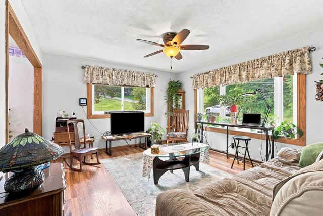 204 Chestnut Street, Leclaire, IA 52753