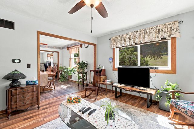 204 Chestnut Street, Leclaire, IA 52753