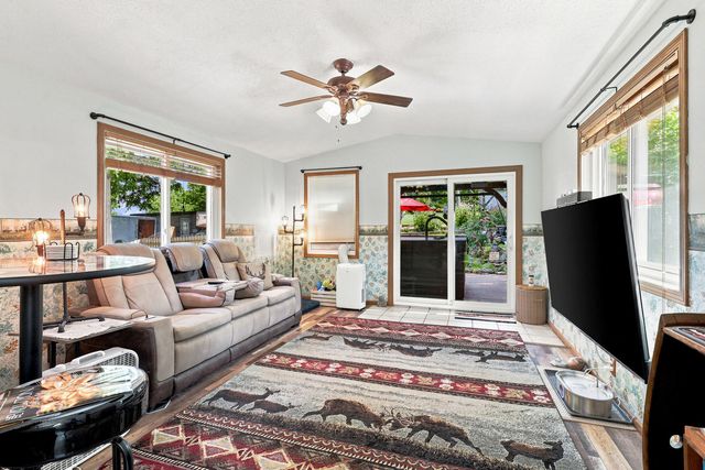 204 Chestnut Street, Leclaire, IA 52753