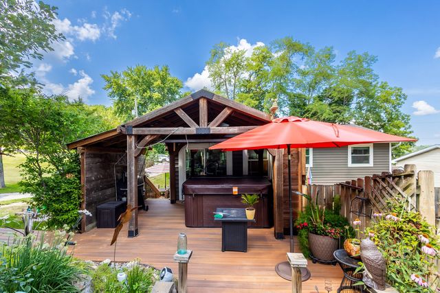 204 Chestnut Street, Leclaire, IA 52753
