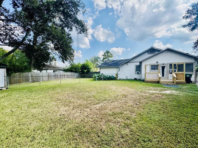 2305 Beaumont Avenue, Liberty, TX 77575