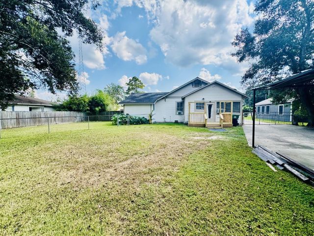 2305 Beaumont Avenue, Liberty, TX 77575