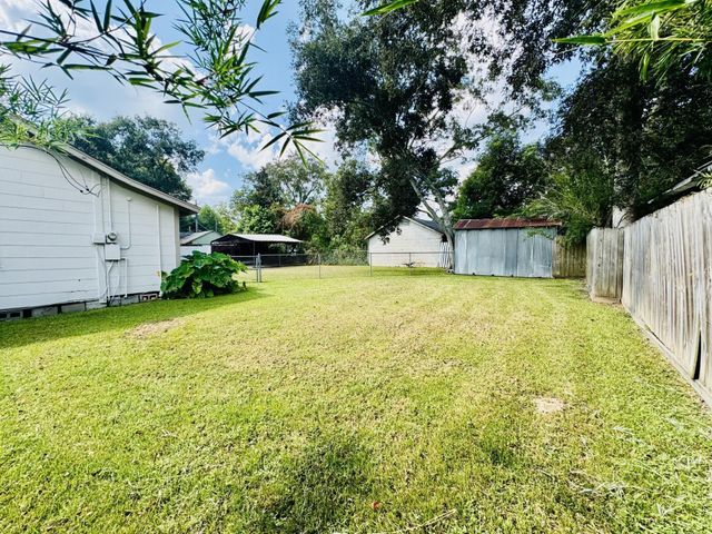 2305 Beaumont Avenue, Liberty, TX 77575