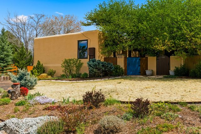 2938 Plaza Azul, Santa Fe, NM 87507