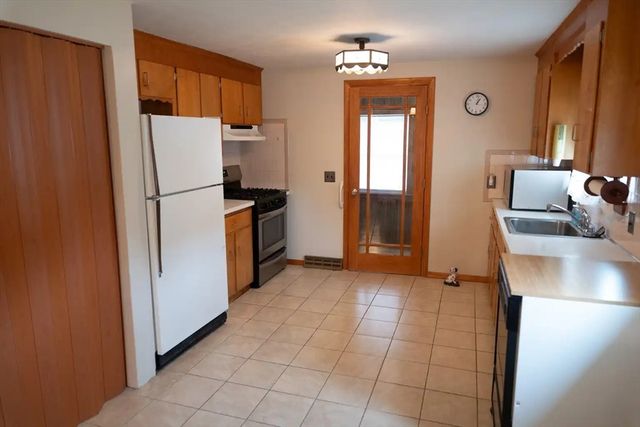 24 Hanson St, Brockton, MA 02302