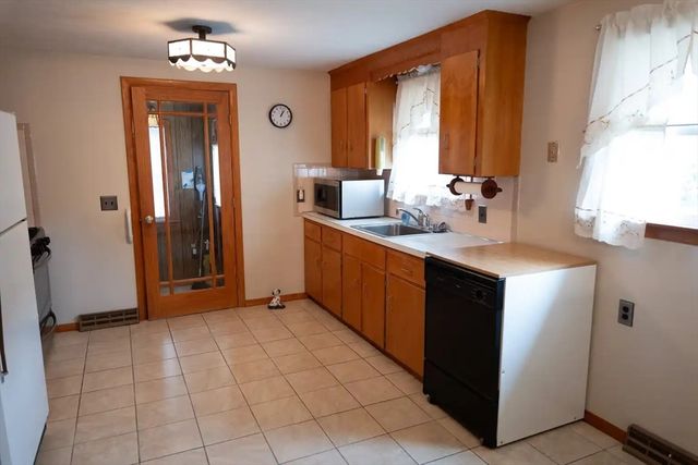 24 Hanson St, Brockton, MA 02302
