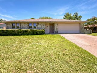 116 Creekview Drive W, Red Oak, TX 75154