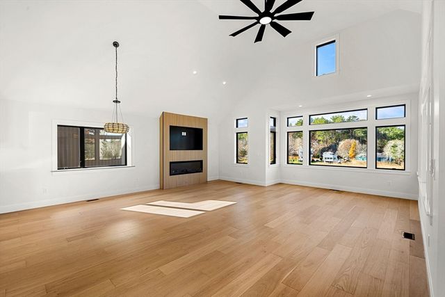 12 Woodward Ave, Gloucester, MA 01930