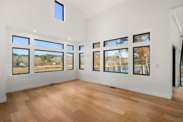 12 Woodward Ave, Gloucester, MA 01930