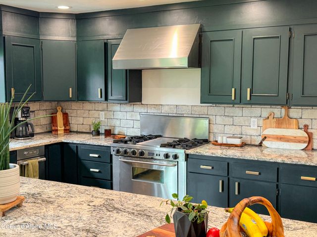 9481 N Chateaux Dr, Hayden, ID 83835