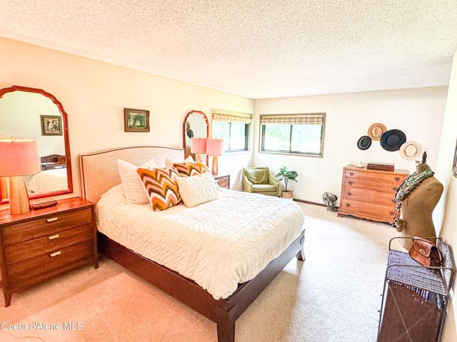 9481 N Chateaux Dr, Hayden, ID 83835