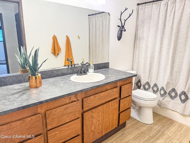 9481 N Chateaux Dr, Hayden, ID 83835