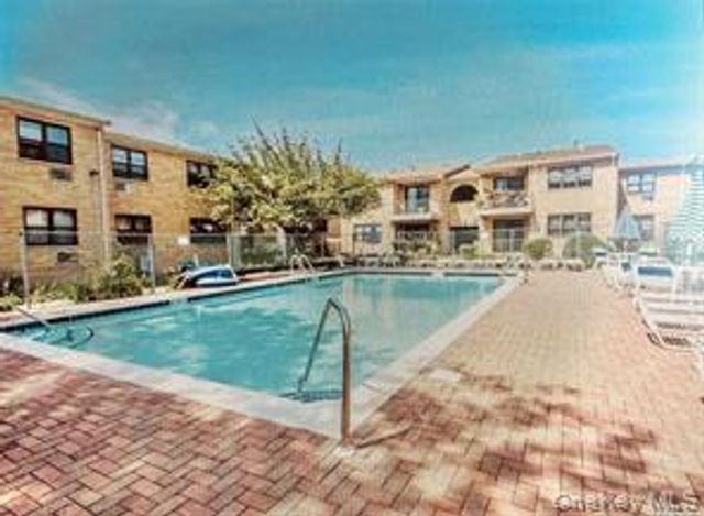 212 Westend Avenue 7-D, Freeport, NY 11520