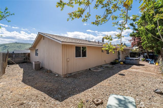 1121 Jean St SE, East Wenatchee, WA 98802