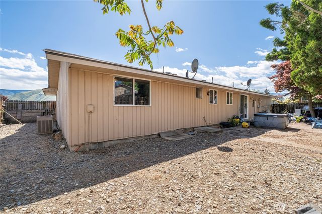 1121 Jean St SE, East Wenatchee, WA 98802