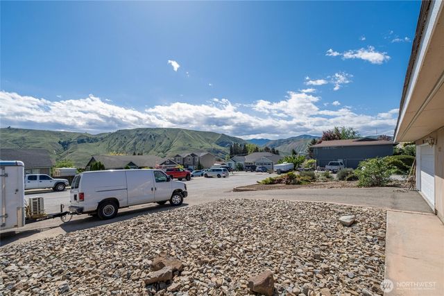 1121 Jean St SE, East Wenatchee, WA 98802