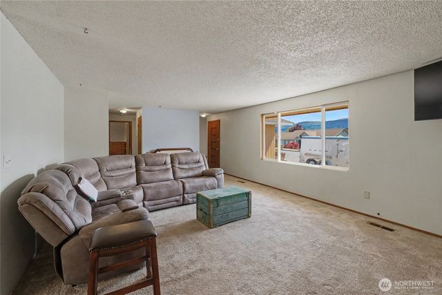 1121 Jean St SE, East Wenatchee, WA 98802