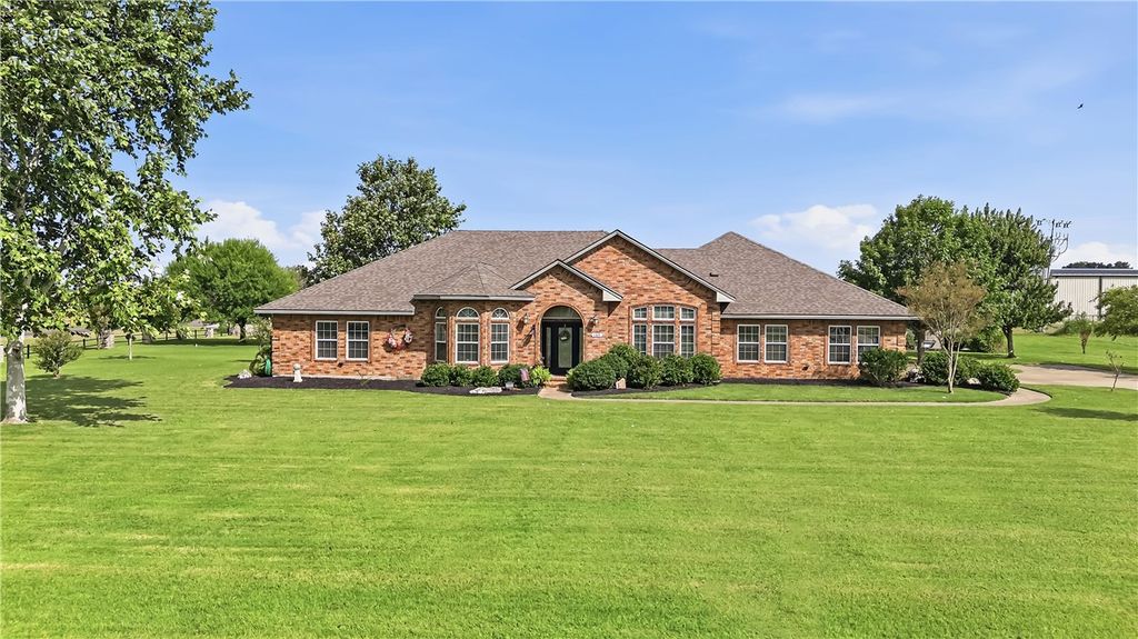 135 Apache Drive, Franklin, TX 77856 — exterior