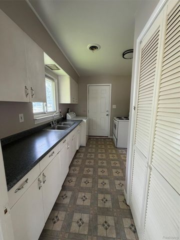 768 W MAPLEDALE Avenue, Hazel Park, MI 48030