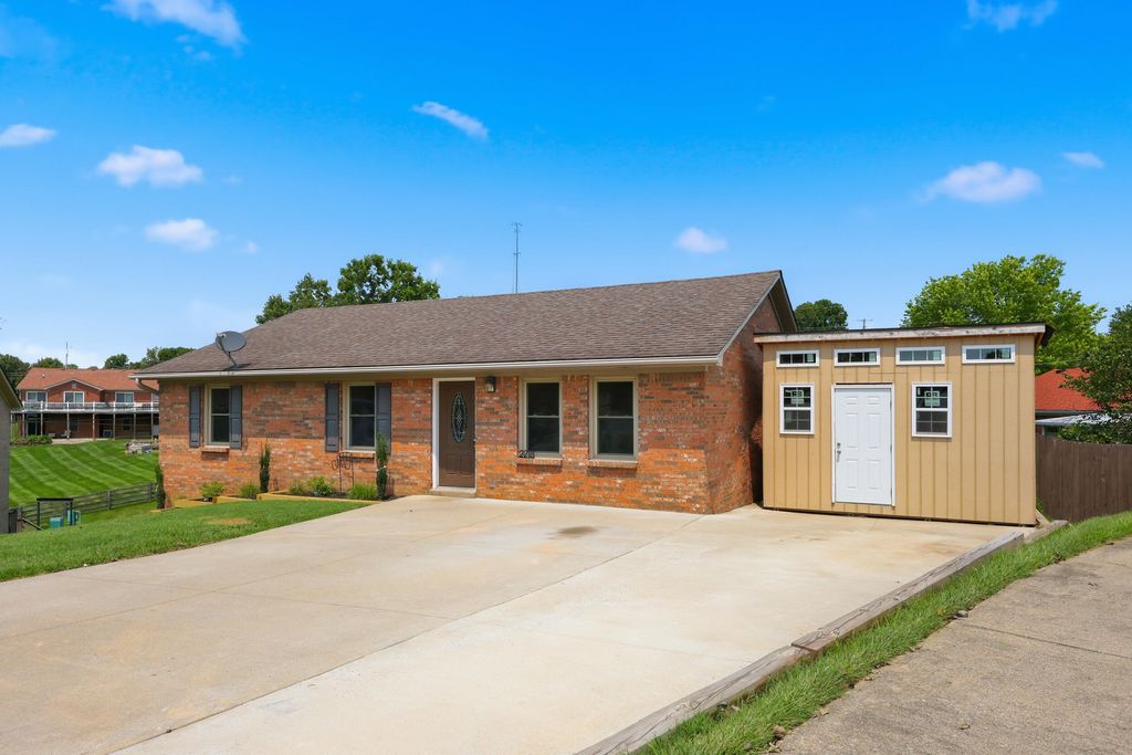 2218 Woodford Drive, Richmond, KY 40475