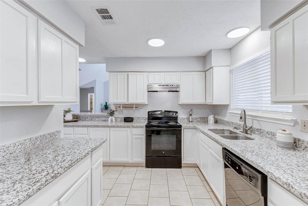 Image 11 of property listing at 213 Willoughby Drive, Richmond, TX 77469