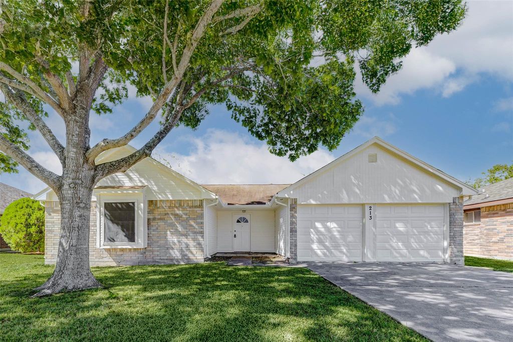 Image 2 of property listing at 213 Willoughby Drive, Richmond, TX 77469