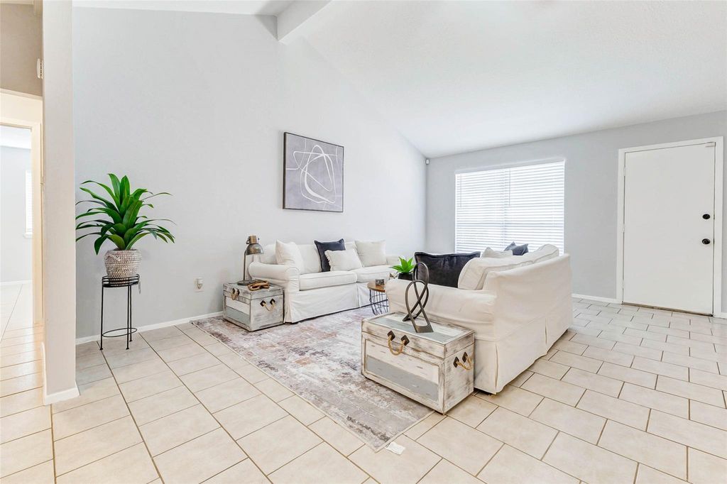 Image 6 of property listing at 213 Willoughby Drive, Richmond, TX 77469