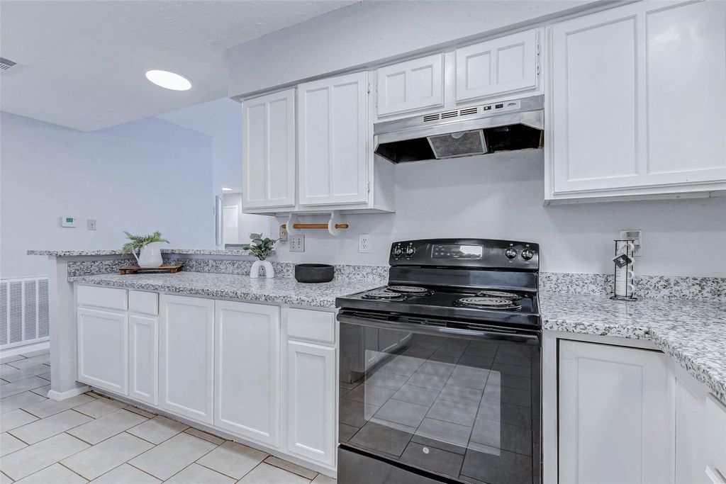 Image 8 of property listing at 213 Willoughby Drive, Richmond, TX 77469