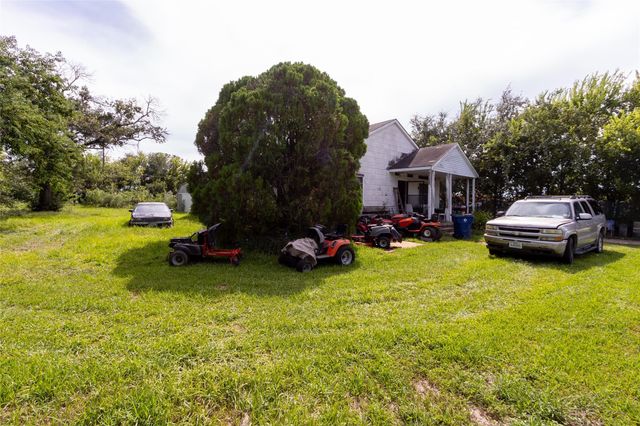 2421 12th Avenue N, Texas City, TX 77590