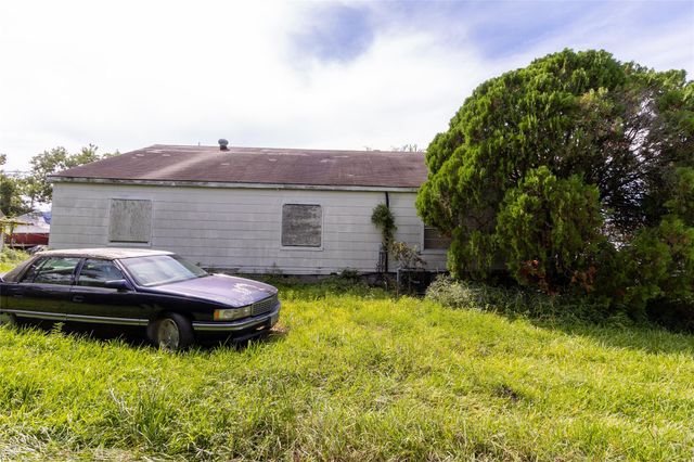 2421 12th Avenue N, Texas City, TX 77590
