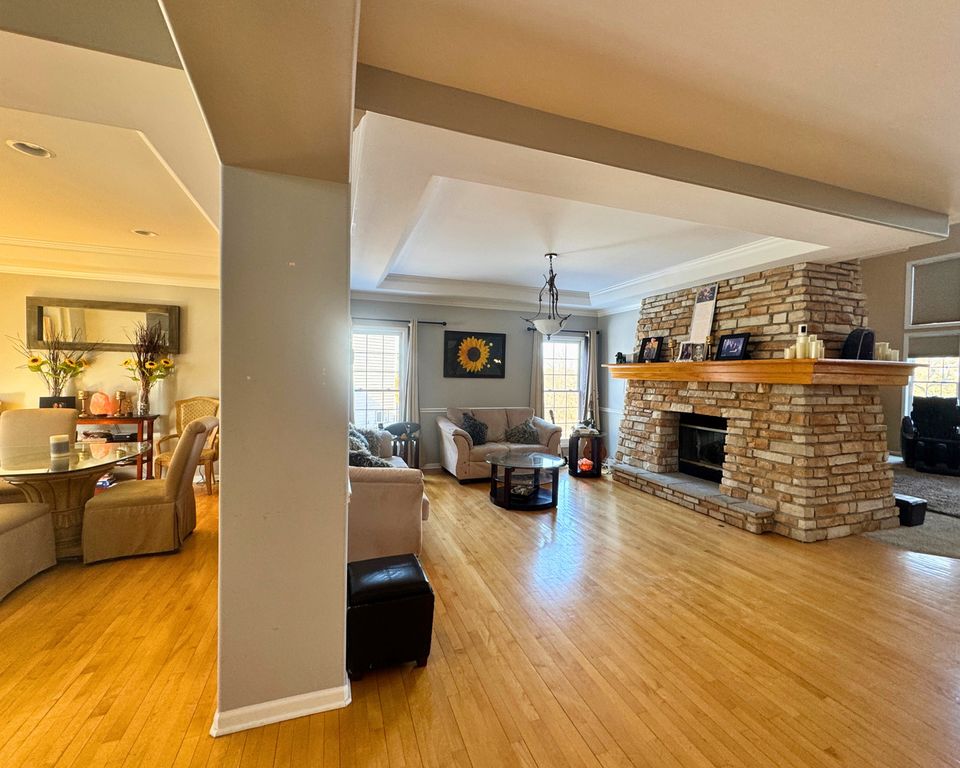 Image 11 of property listing at 3805 Gladstone Drive, Naperville, IL 60565