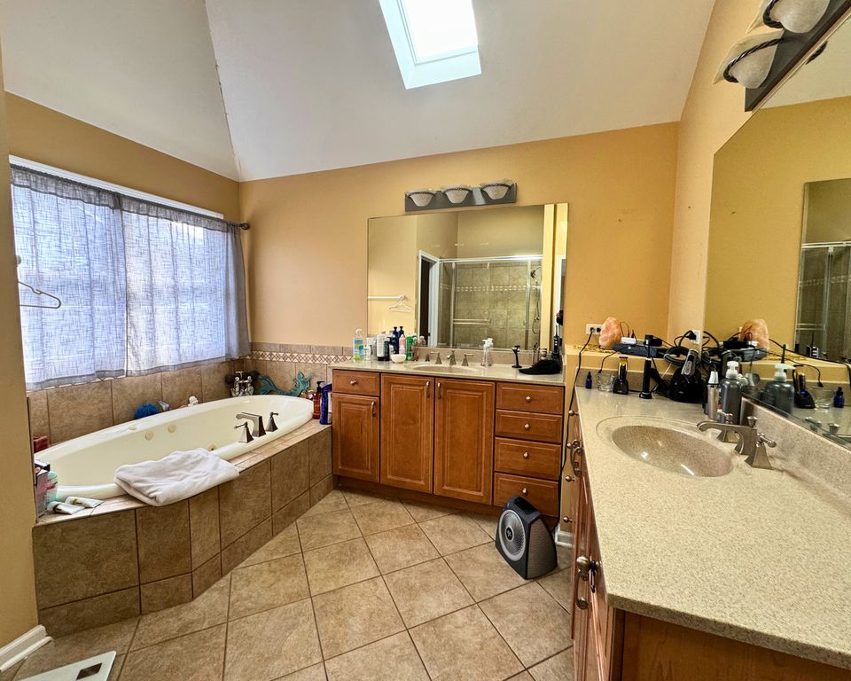 Image 13 of property listing at 3805 Gladstone Drive, Naperville, IL 60565