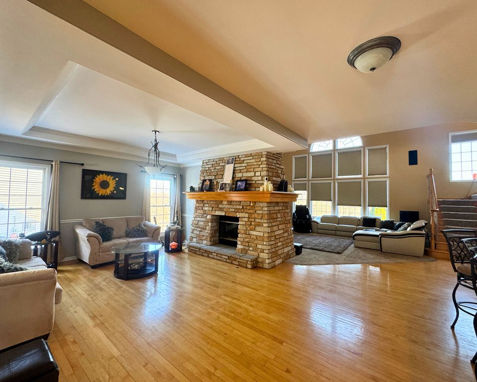 Image 16 of property listing at 3805 Gladstone Drive, Naperville, IL 60565