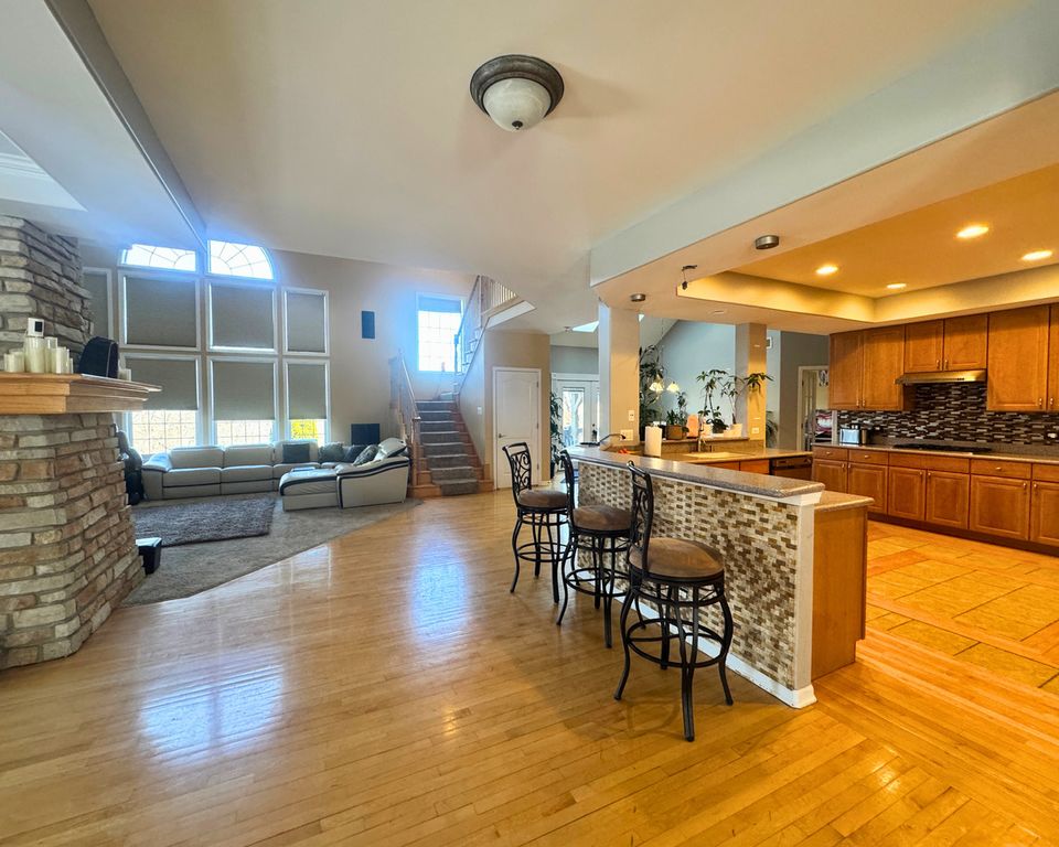 Image 19 of property listing at 3805 Gladstone Drive, Naperville, IL 60565