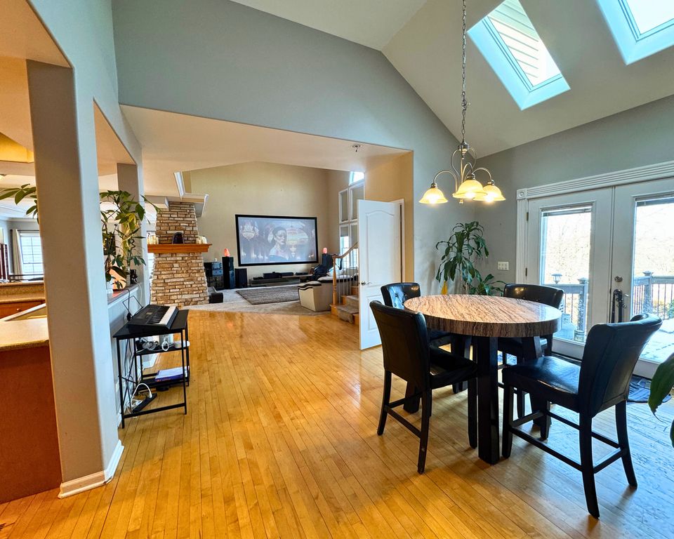Image 22 of property listing at 3805 Gladstone Drive, Naperville, IL 60565