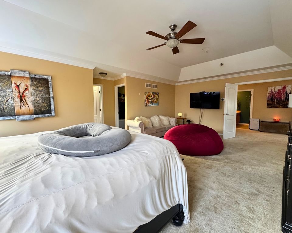 Image 40 of property listing at 3805 Gladstone Drive, Naperville, IL 60565