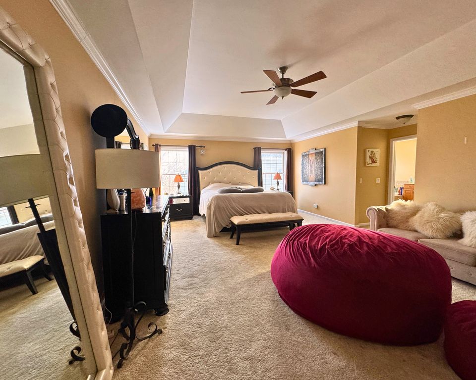 Image 6 of property listing at 3805 Gladstone Drive, Naperville, IL 60565