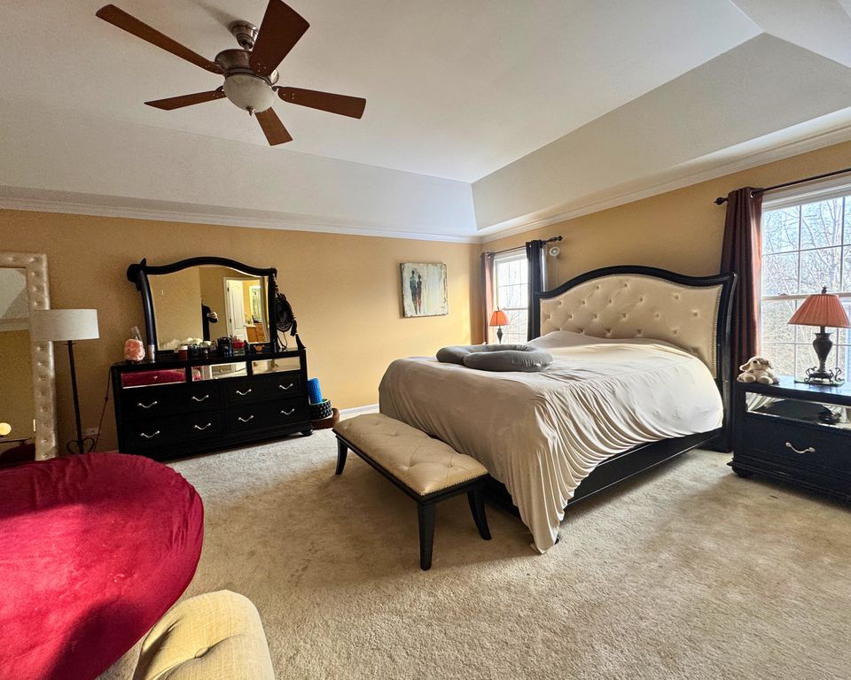 Image 8 of property listing at 3805 Gladstone Drive, Naperville, IL 60565