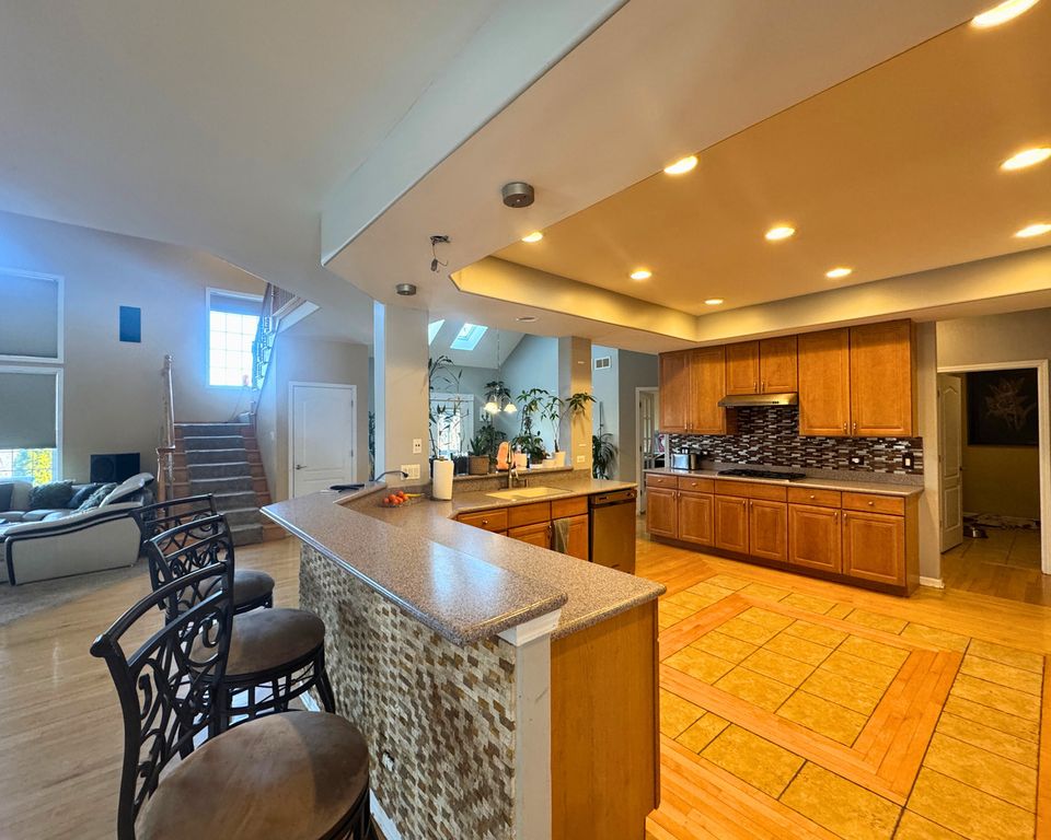 Image 10 of property listing at 3805 Gladstone Drive, Naperville, IL 60565