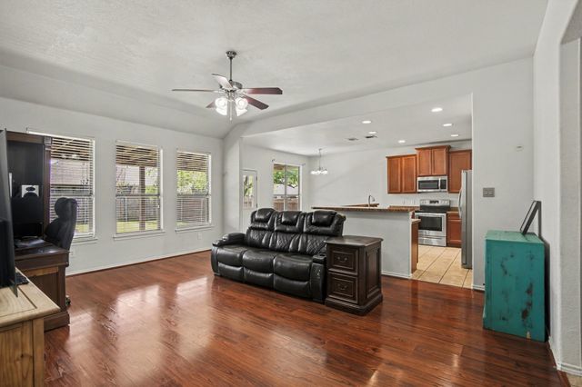 303 Stonegate Boulevard, Alvarado, TX 76009