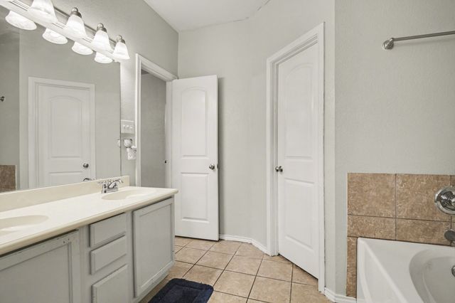 303 Stonegate Boulevard, Alvarado, TX 76009