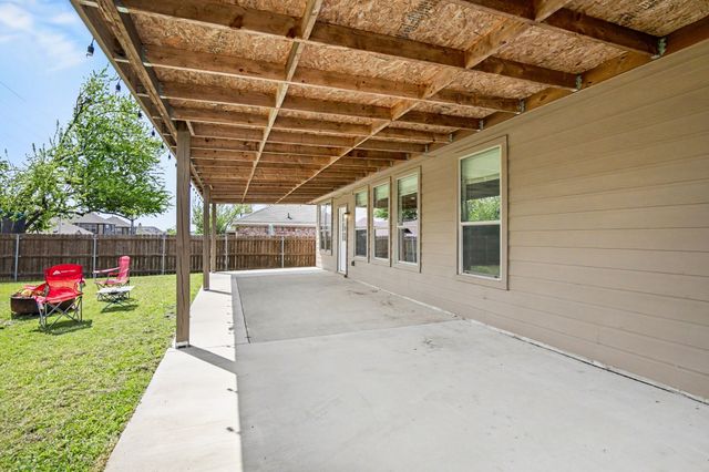 303 Stonegate Boulevard, Alvarado, TX 76009