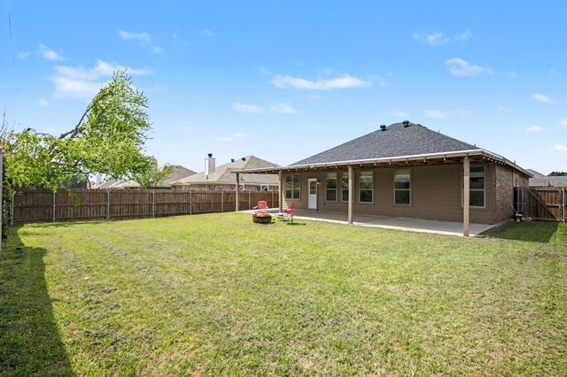 303 Stonegate Boulevard, Alvarado, TX 76009